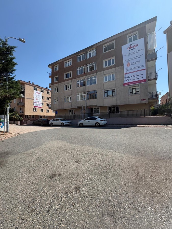 Projeye dâhil iki blokta asılı Akaş Yapı pankartları
